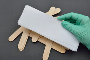 ペーパーで押さえます