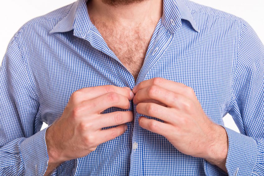男性の胸毛はイメージが悪いだけではなく蒸れやすい