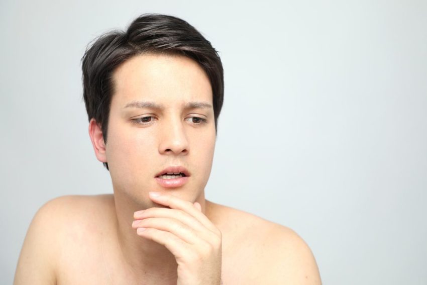 肌荒れに悩む男性